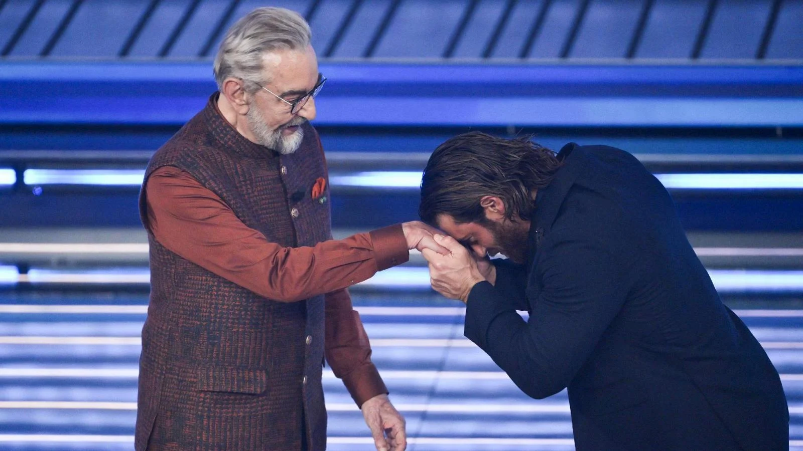 Sandokan reencontra o tempo: Kabir Bedi e Can Yaman emocionam o palco do Sanremo 2026