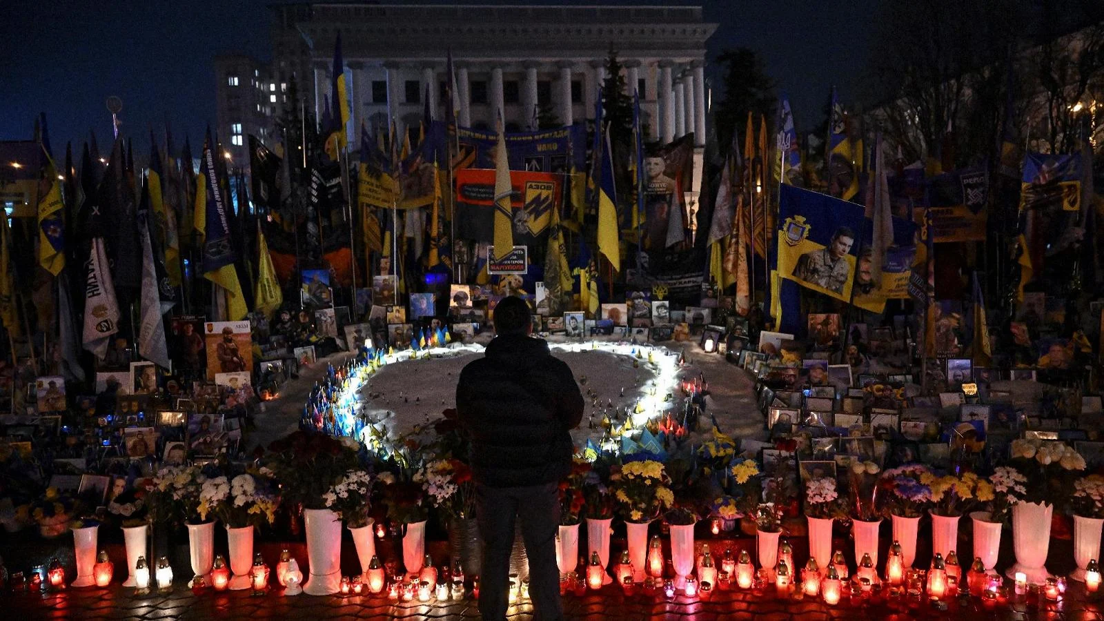 Zelensky celebra pacote UE de €90 bilhões; Kiev pede proibição da propaganda russa enquanto ataques com drones atingem Mykolaiv