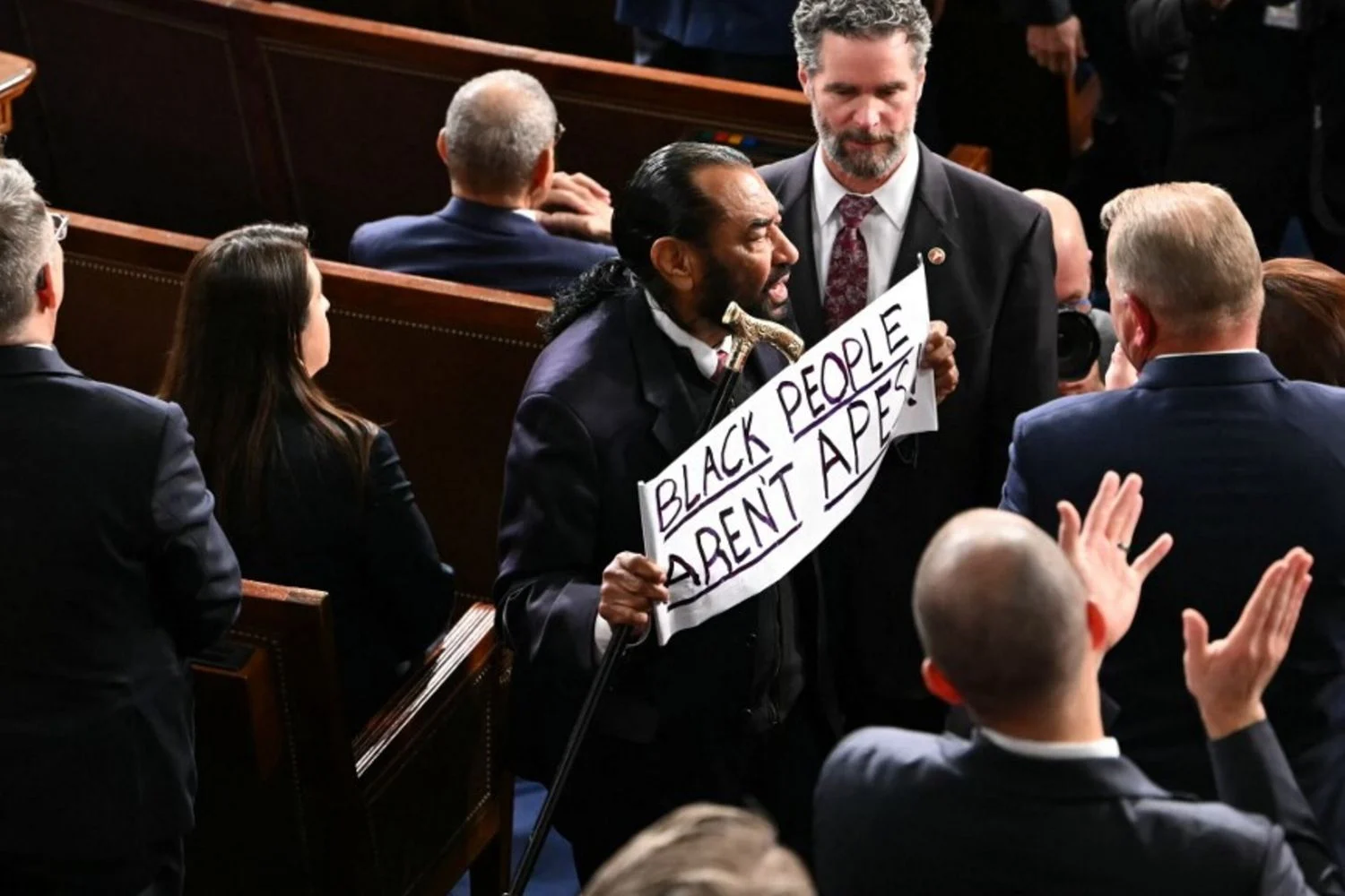 Al Green é novamente expulso do Congresso por cartaz contra vídeo de Trump