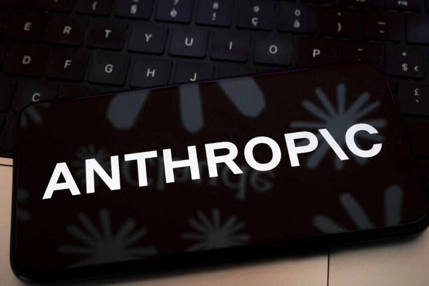 Hegseth dá ultimato à Anthropic: acesso irrestrito ao Claude ou consequências para a cadeia de defesa