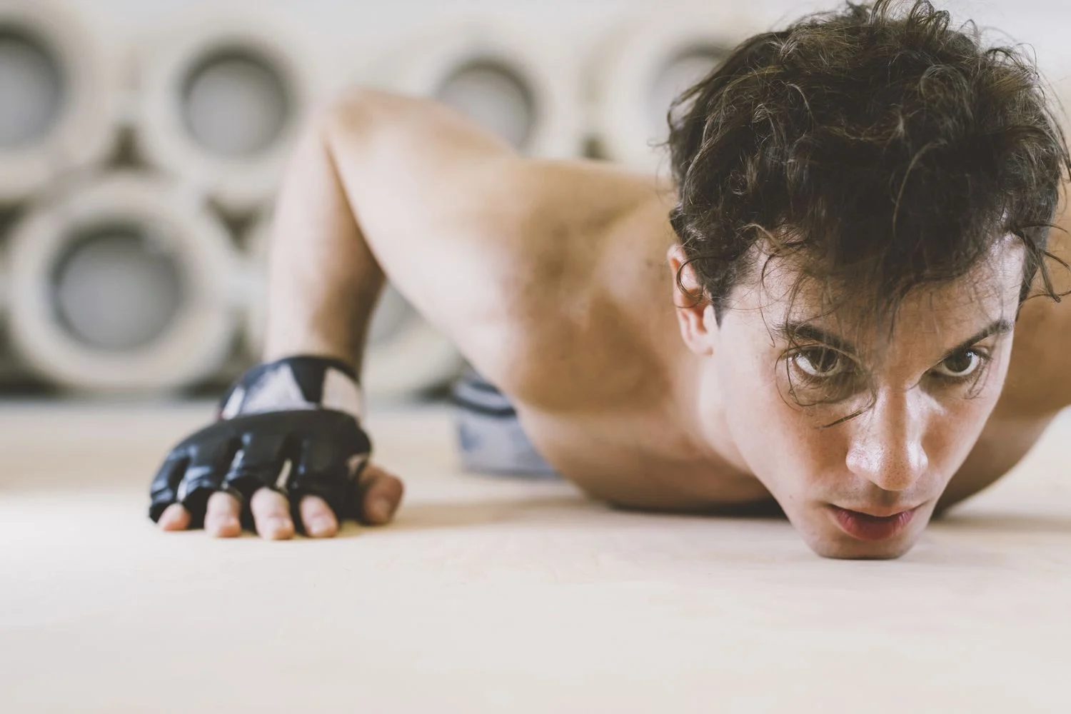 Como os social media empurram jovens para os esteroides: estudo revela papel do conteúdo e do marketing digital