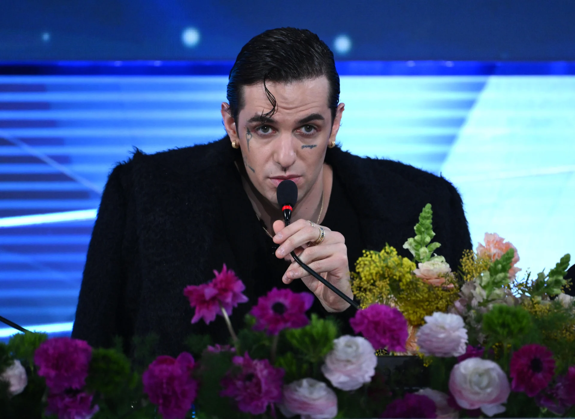 Sanremo 2026, la conferenza stampa della seconda serata in diretta | Conti sul flop degli ascolti: «Non perdo il sorriso». Ci saranno un duetto Lauro-Pausini e un omaggio alle vittime di Crans-Montana — corriere.it