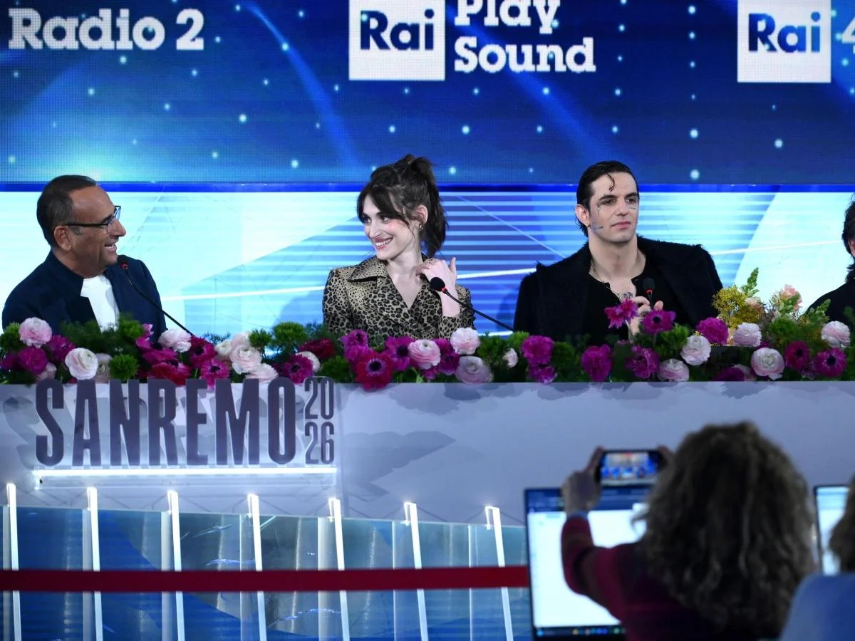Sanremo 2026: Conferência sobre a segunda noite revela queda de audiência, duetos e homenagem em meio ao roteiro do festival
