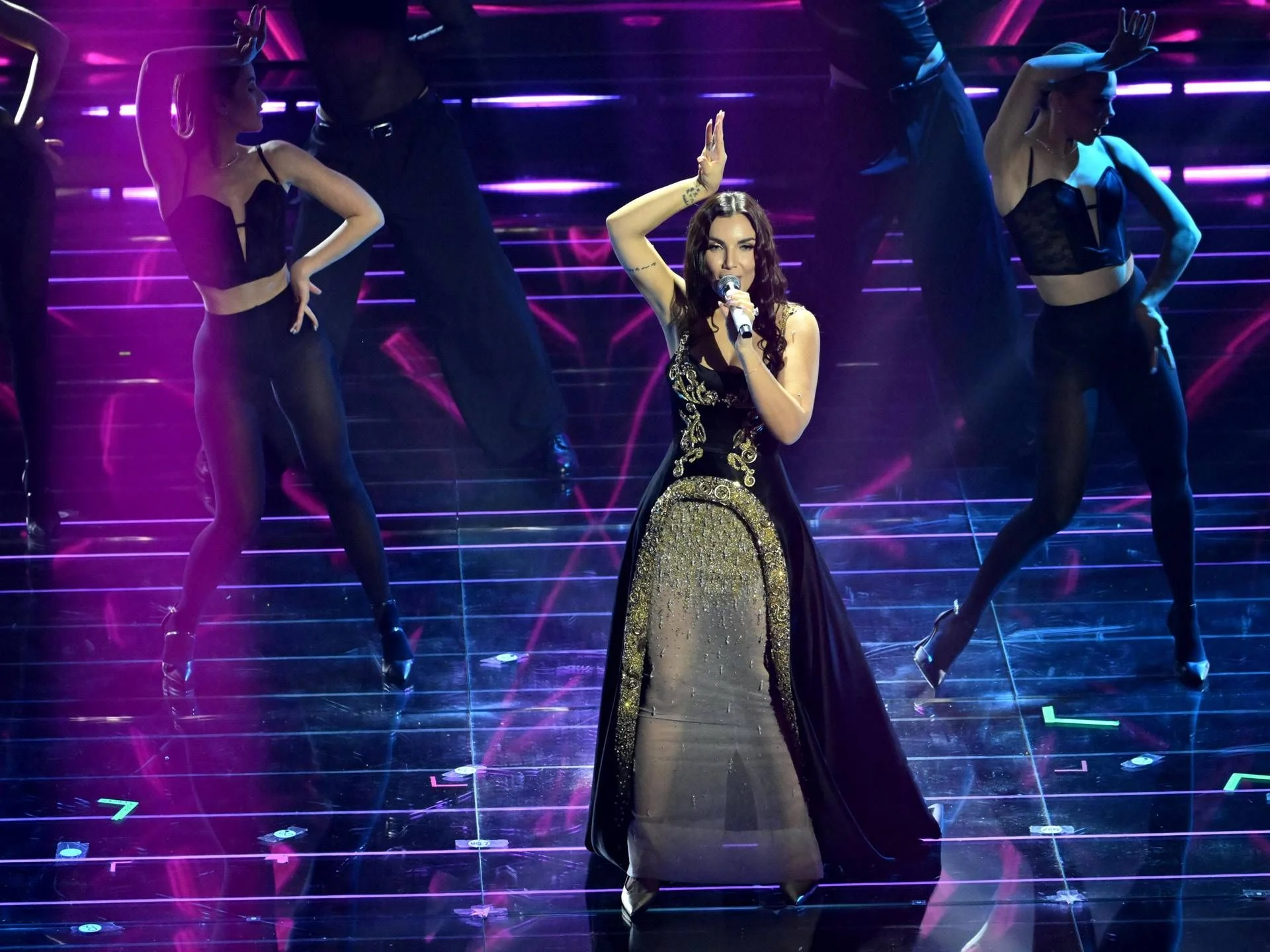 Elettra Lamborghini passa a noite em claro em Sanremo: cantora reclama de música alta nos arredores do Ariston