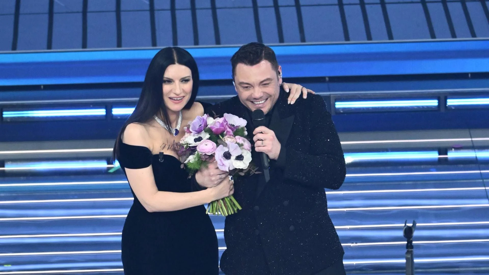 Sanremo 2026: Tiziano Ferro sugere parceria com Laura Pausini após performance de 'Xdono' — o que isso revela sobre o festival
