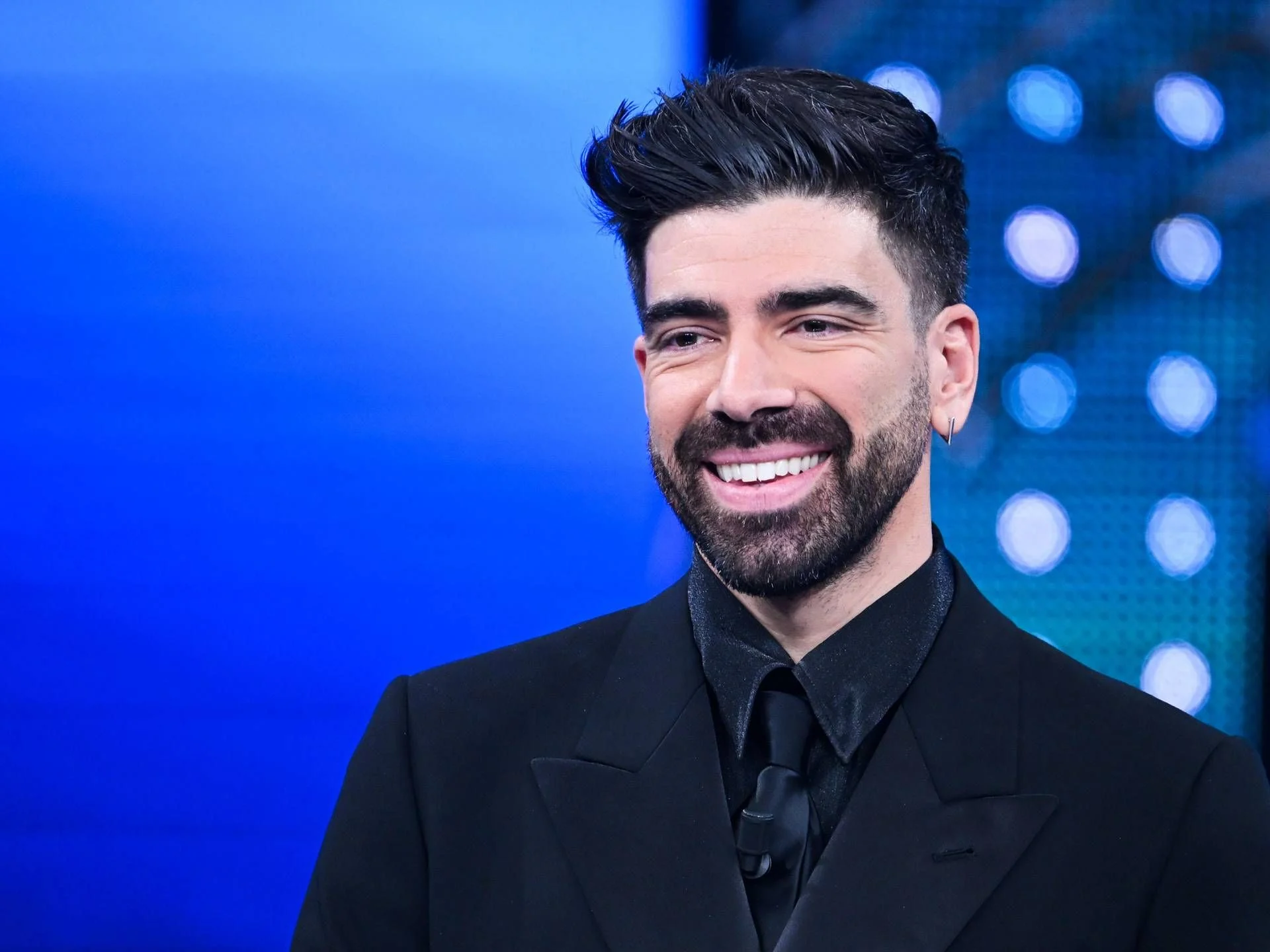 Gianluca Gazzoli em Sanremo 2026: quem é o apresentador que guia as Nuove Proposte