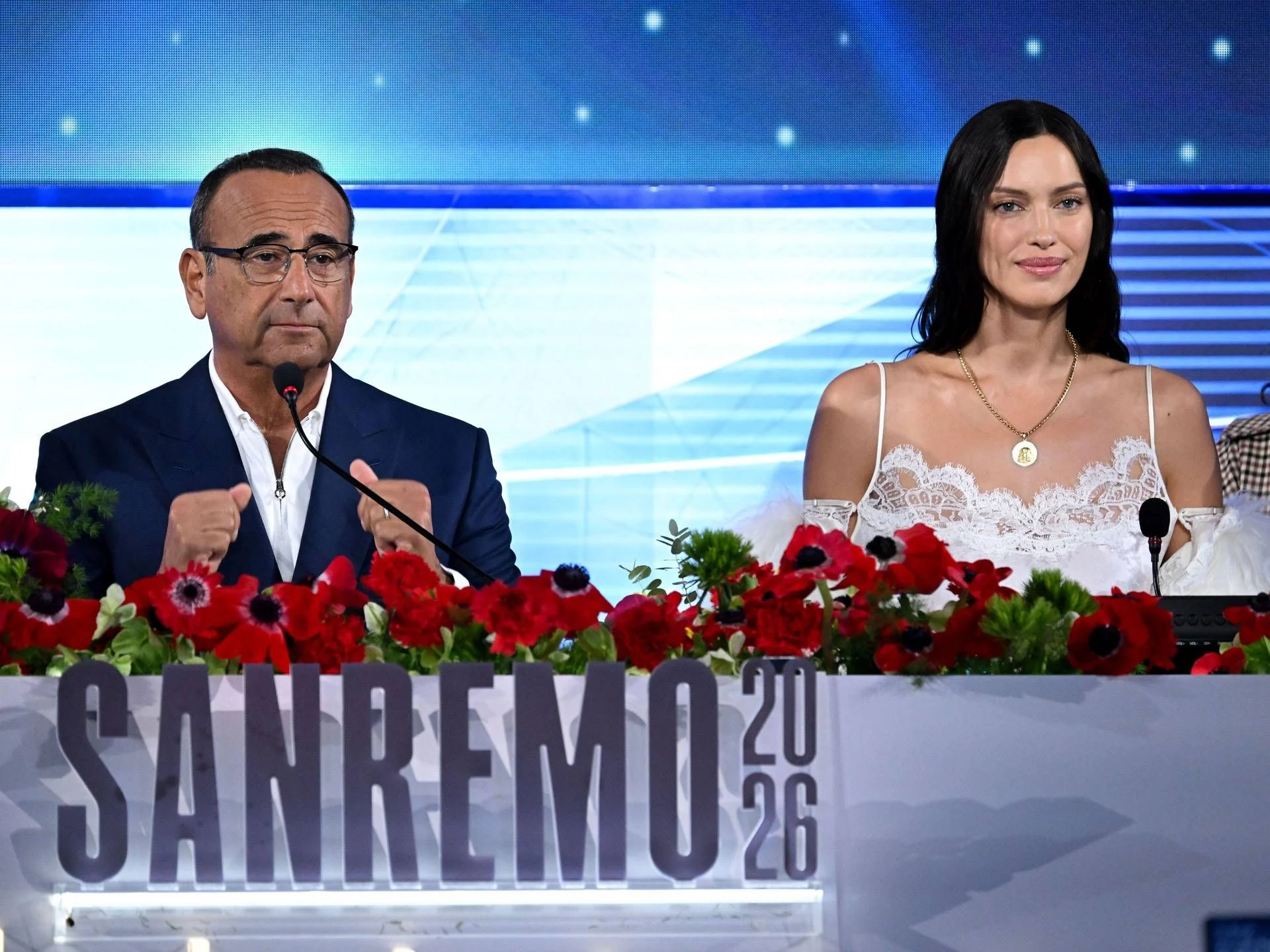 Sanremo 2026: Carlo Conti ironiza queda de audiência e comenta presença feminina e futuros do festival