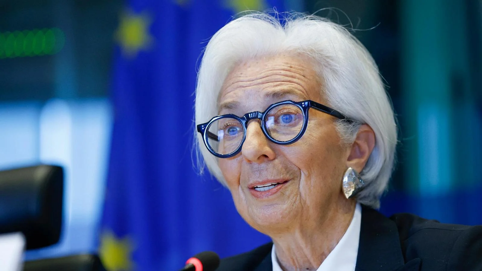 Lagarde afirma que inflação deve estabilizar em 2% no médio prazo e destaca recuperação dos salários reais