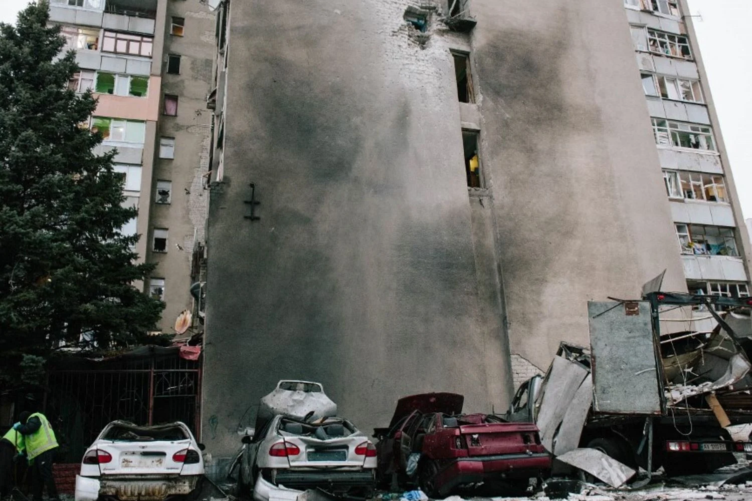 Ataque noturno à Kiev: mísseis e drones provocam incêndios e danos em múltiplos distritos