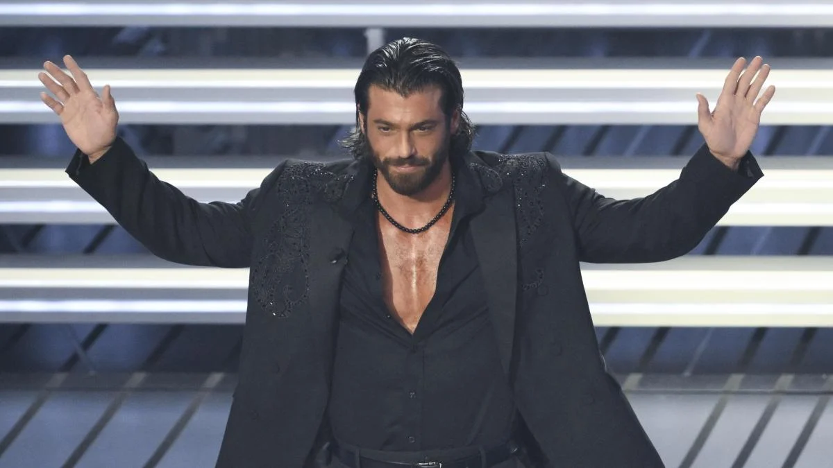 Can Yaman em Sanremo 2026: memes, críticas ao peito oleado e a dublagem que viralizou