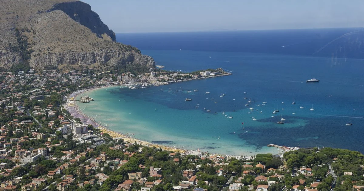 Revogada a concessão da praia de Mondello por graves violações e inexecução de obrigações