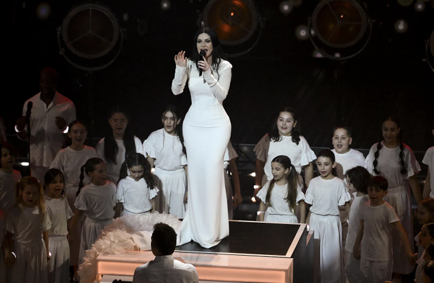 Nella terza serata di Sanremo mi colpisce un terzetto di donne. Mentre mi chiedo se serva a qualcosa il messaggio planetario di Pausini — ilfattoquotidiano.it