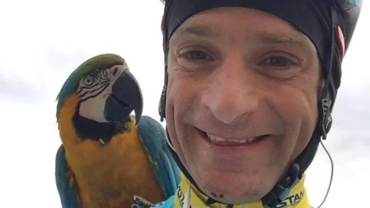 Morre Franky, a pappagallina que acompanhava Michele Scarponi: símbolo de memória e fidelidade