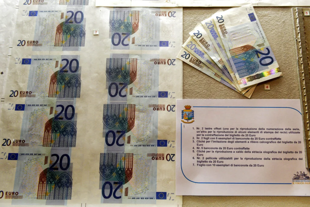 444 mil notas de euro falsas foram retiradas em 2025 — queda de 20% e sinal de estabilização