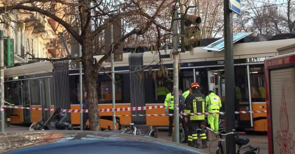 DIRETTA - Milano: tram deraglia e finisce contro palazzo, un morto e 39 feriti — rainews.it