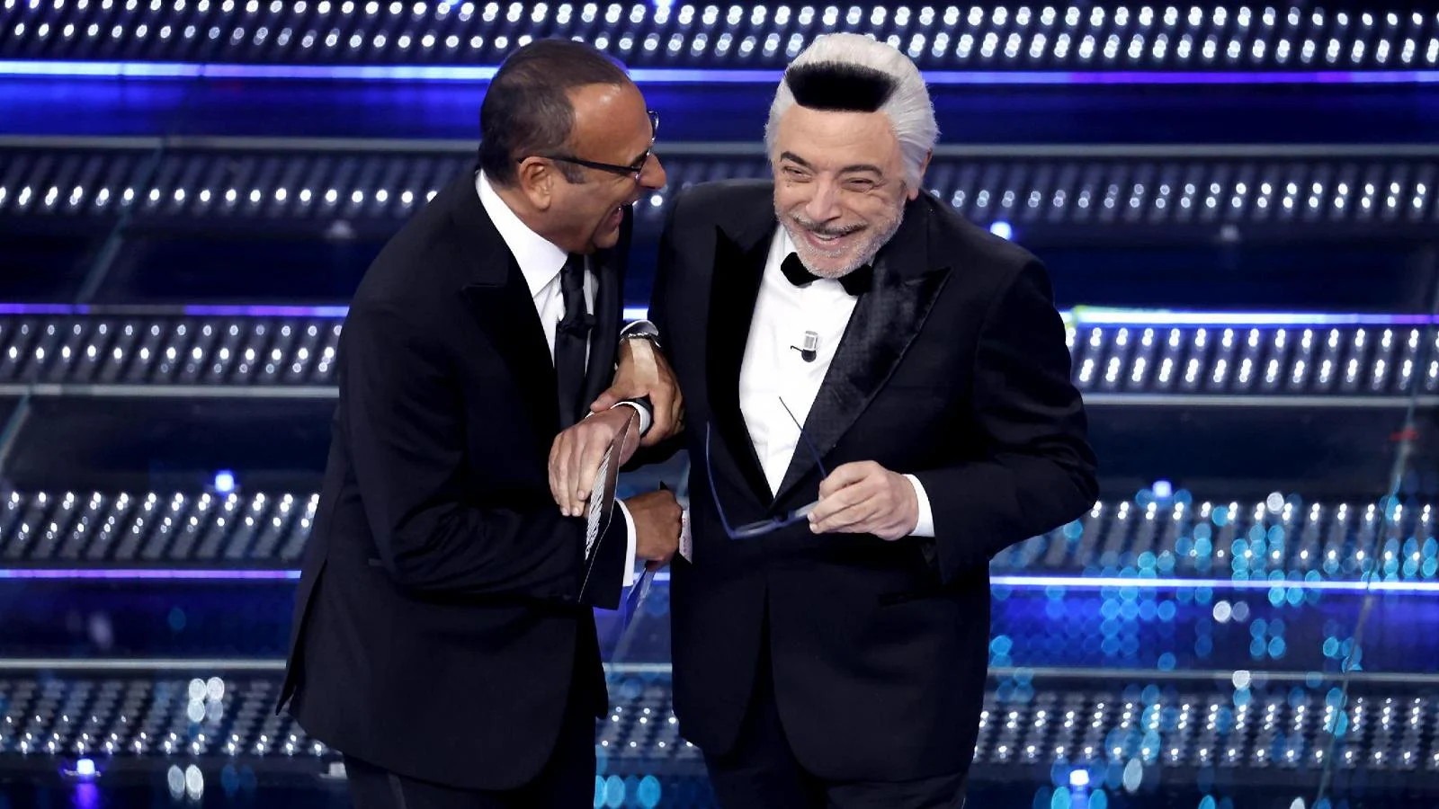 Sanremo 2026: Nino Frassica volta a fazer humor ao lado de Carlo Conti e Laura Pausini na grande final