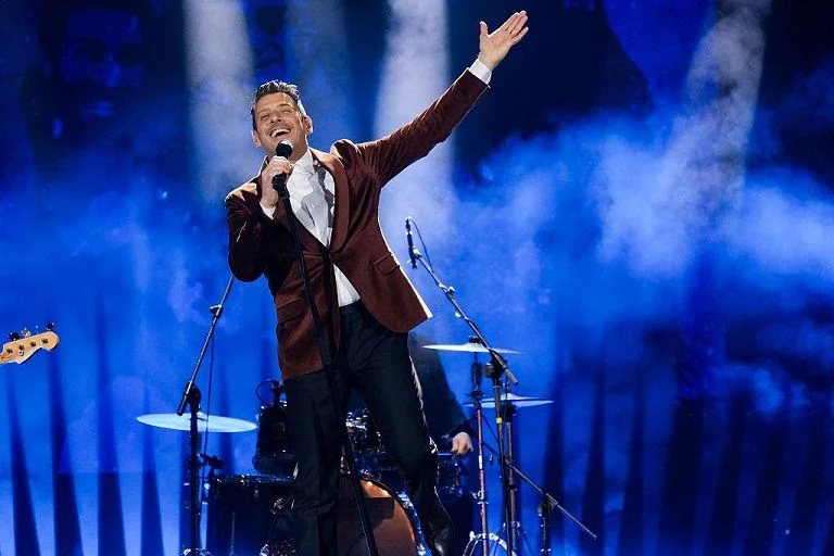 Sanremo 2026, brividi, memoria e scintille: la "svolta" della quarta serata — rainews.it