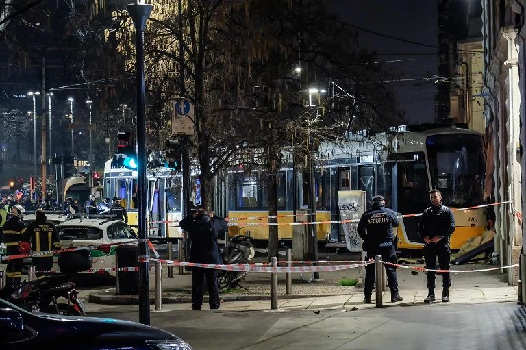 Milano, tram deragliato: 60enne morto sbalzato fuori. L'autista: "Stavo male". 2 morti e 50 feriti — rainews.it
