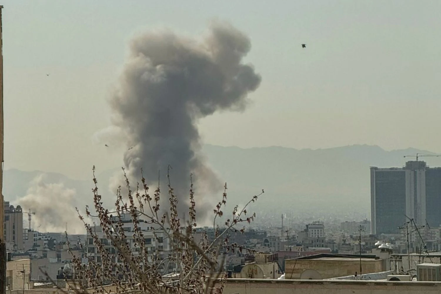 EUA e Israel lançam ataque a Teerã; Trump chama iranianos a tomarem o governo enquanto Guardas disparam contra bases americanas