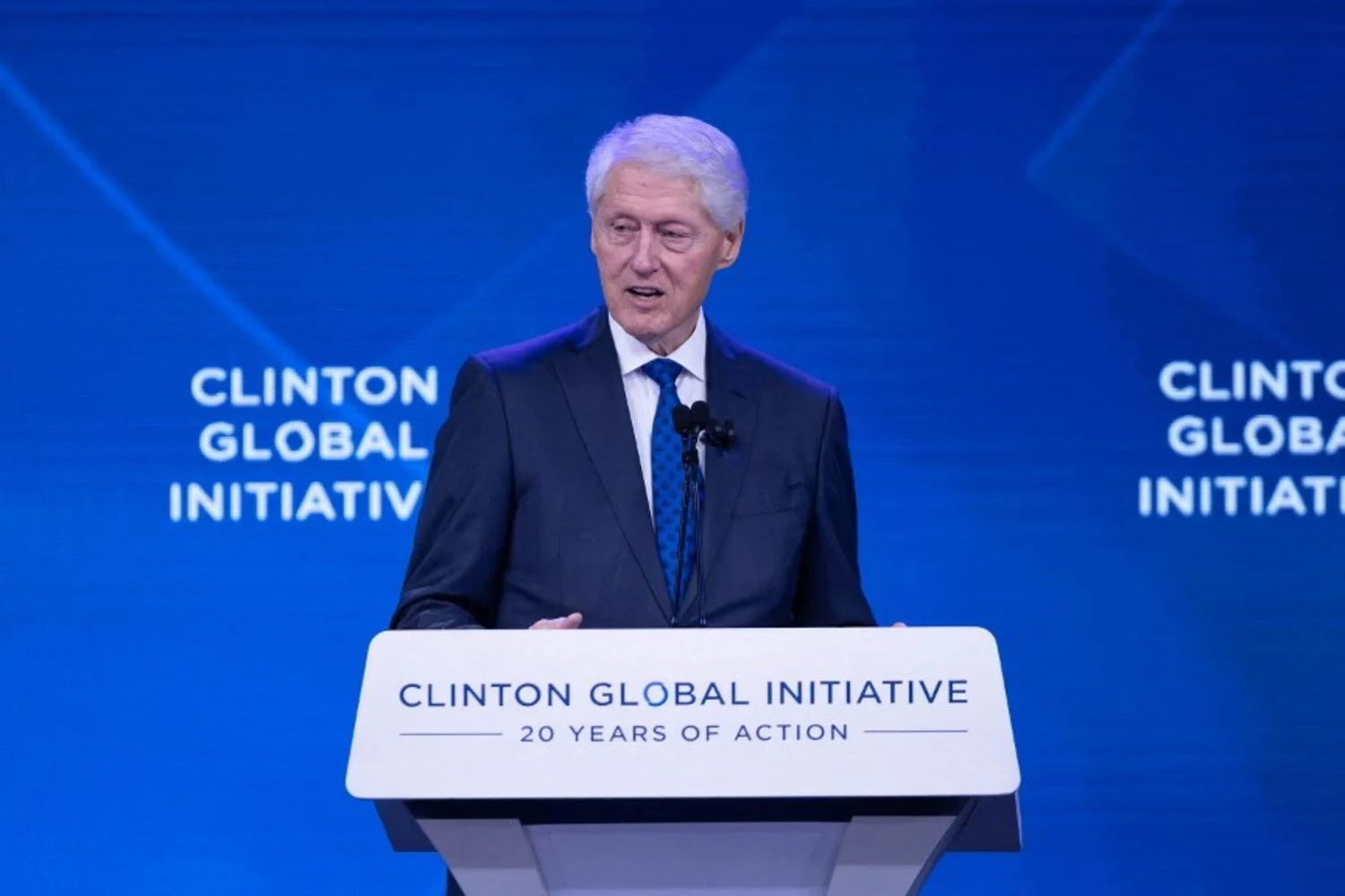 Clinton enfrenta dura audiência sobre ligações com Epstein enquanto democratas pressionam Trump