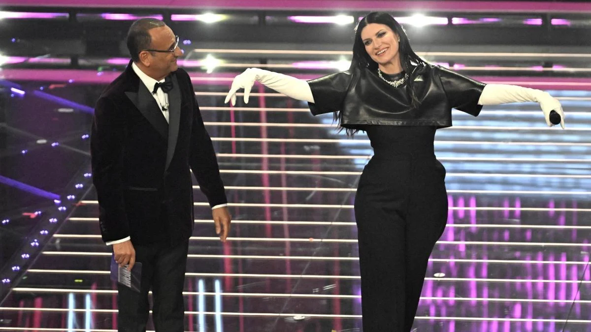 Sanremo 2026: Conferência de imprensa da final marca homenagem a Carlo Conti e emoções no palco