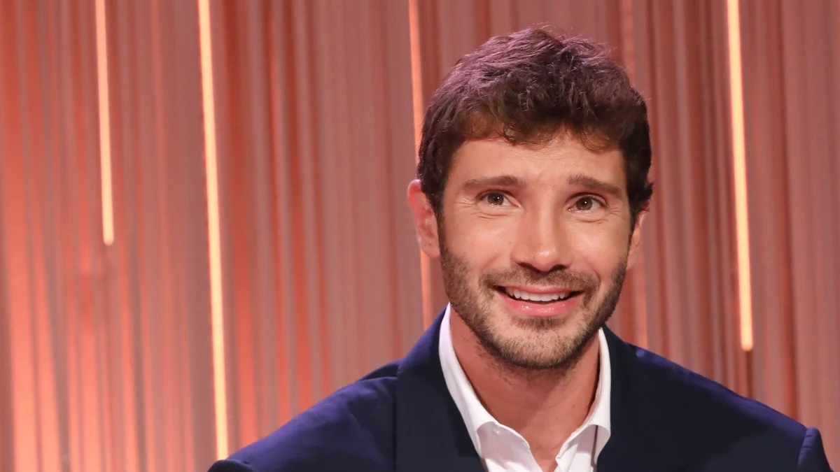 Sanremo 2026: depois de Carlo Conti, abre-se a corrida pelo apresentador — De Martino na dianteira