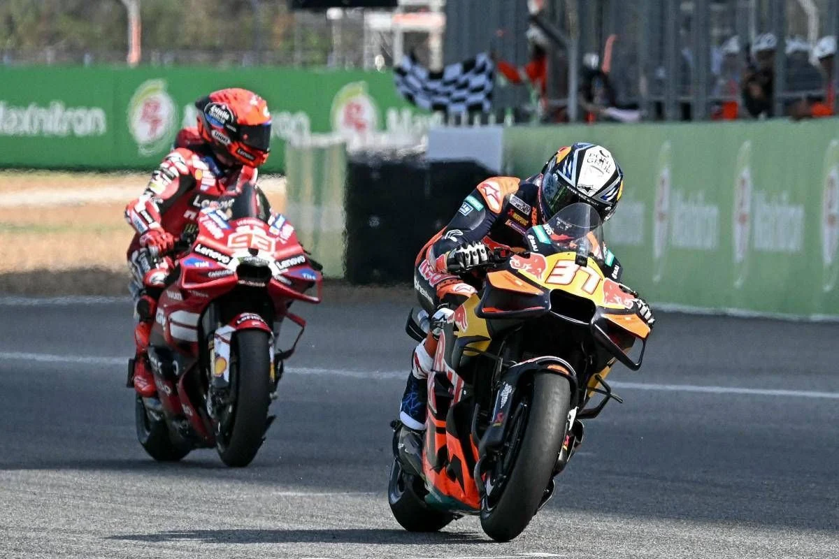 Pedro Acosta vence Sprint do GP da Tailândia após controvérsia com penalização de Márquez