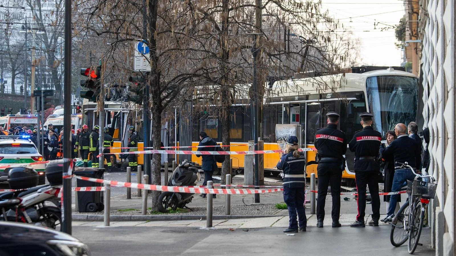 Tram deragliato a Milano, entrambe le vittime sbalzate fuori, 50 feriti. L'autista: "Stavo male" — rainews.it