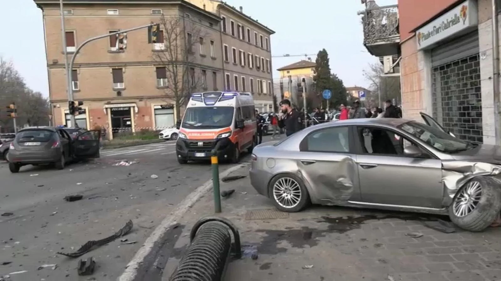 Tragédia em Modena: carro em fuga dos carabinieri provoca acidente e mata mulher de 89 anos