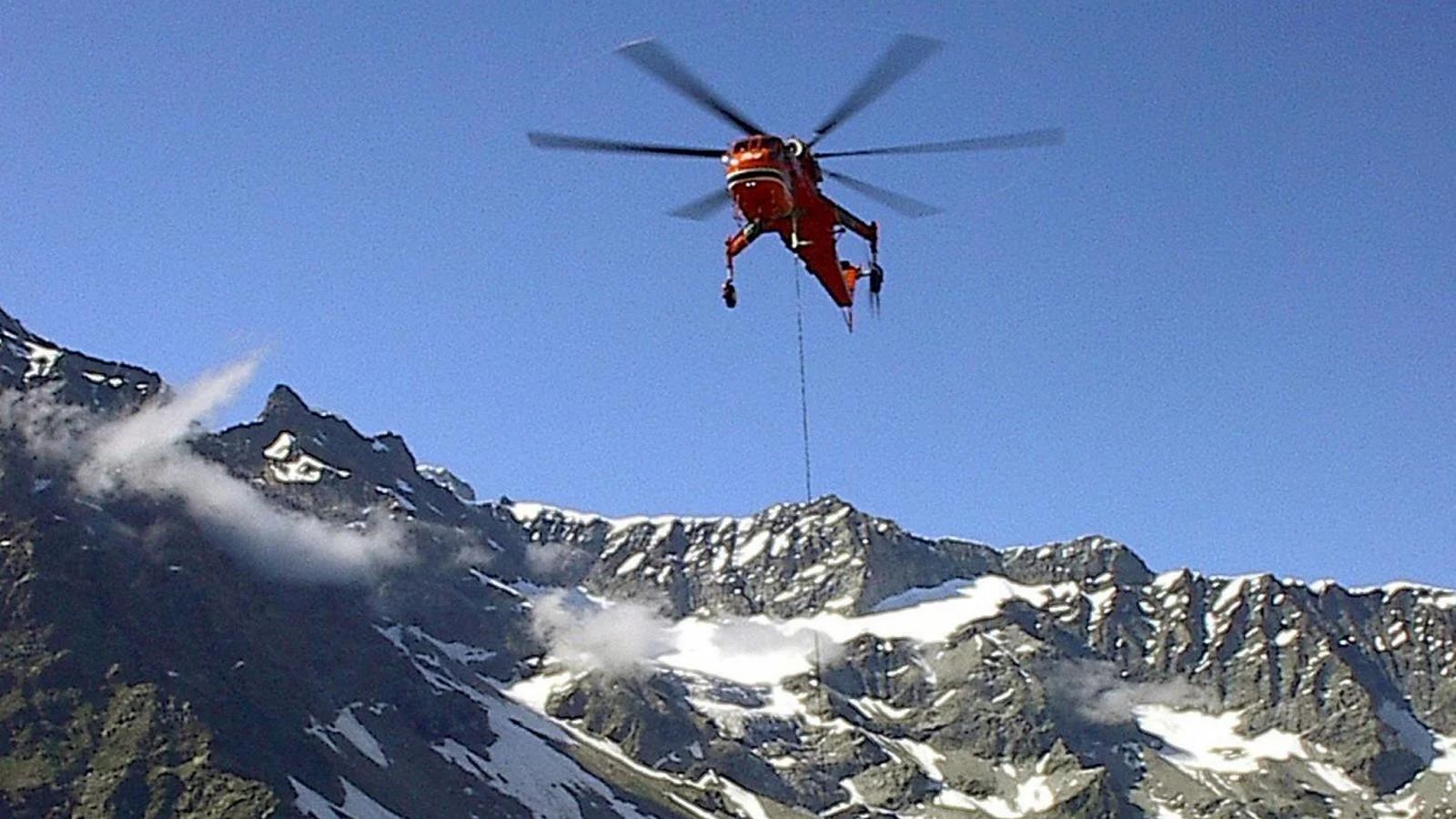 Monte Rosa: três esqui-alpinistas caem em crevasse na Punta Vincent; dois resgatados