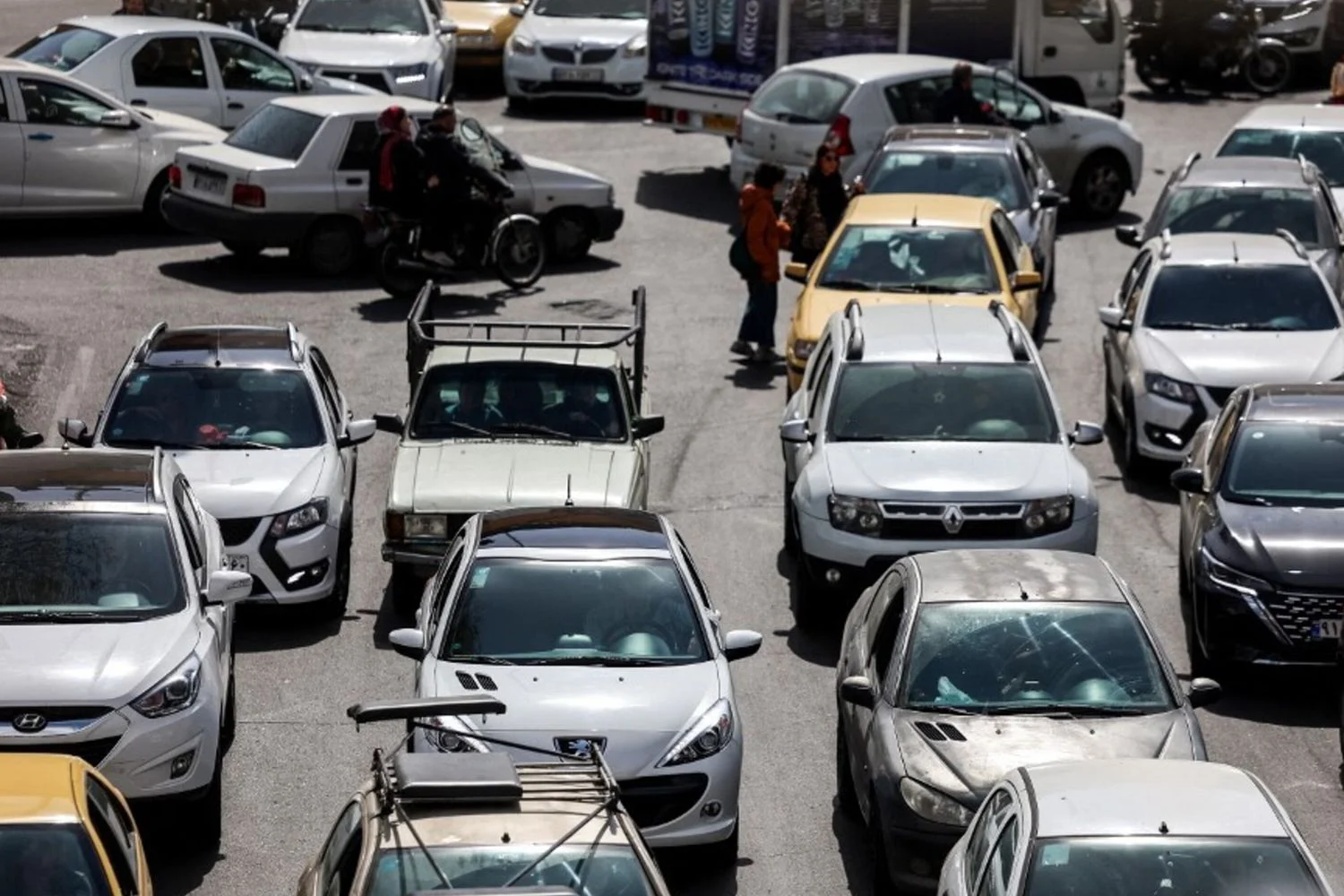 Raid sobre Teerã gera pânico: filas em postos, supermercados lotados e internet cortada