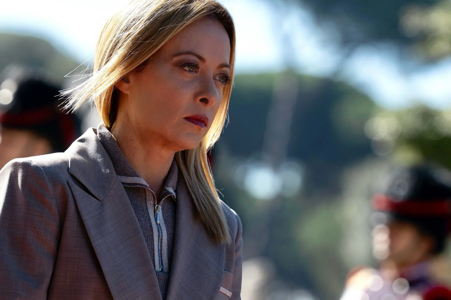 Meloni condena ataques do Irã e prioriza segurança dos italianos enquanto governa por estabilidade regional