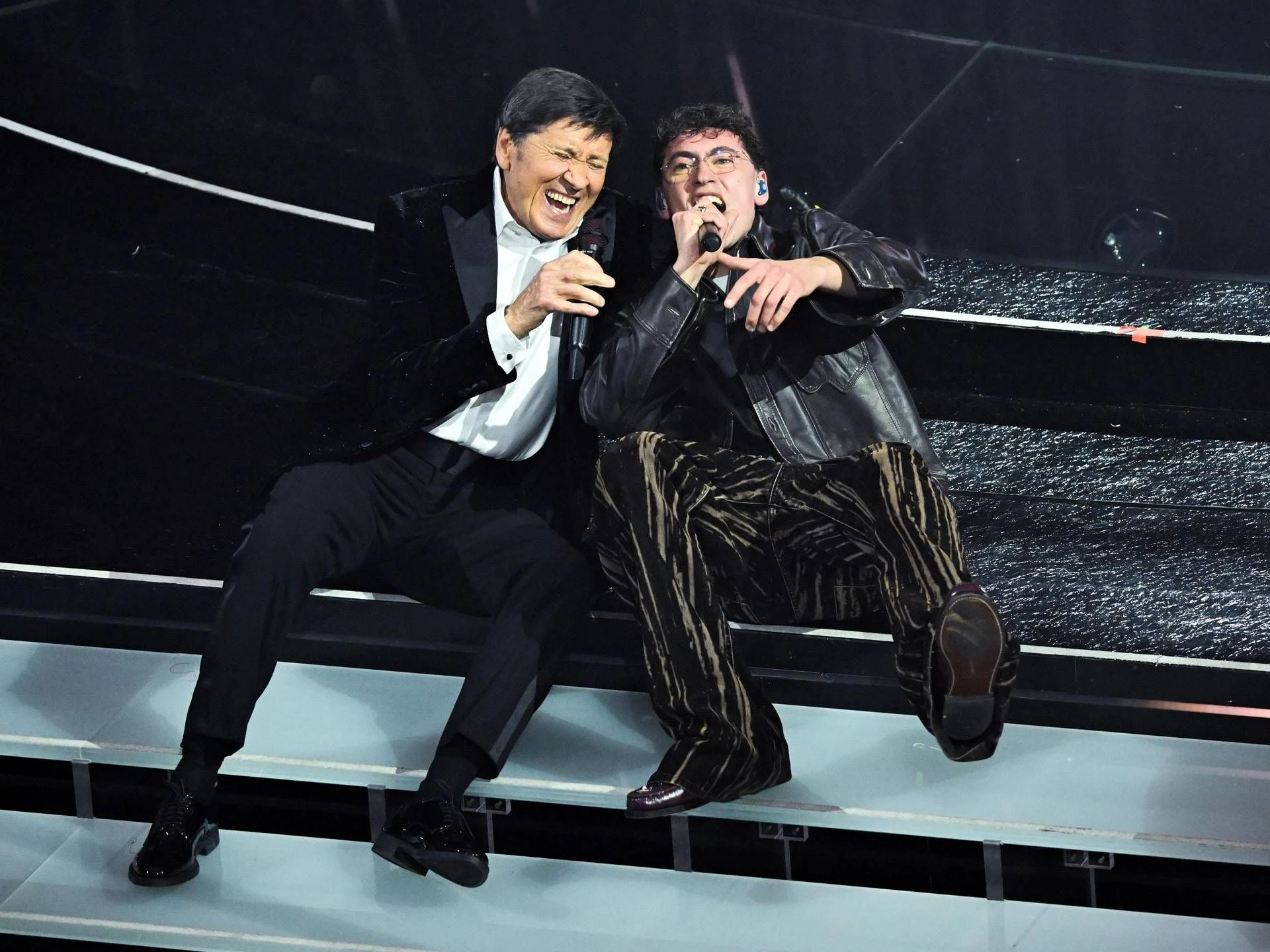 Tredici Pietro emociona Sanremo 2026: dueto surpresa com Gianni Morandi e grande final de "Uomo che cade"
