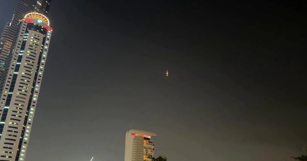 Droni iraniani attaccano Dubai, paura tra gli italiani: ansia per 204 studenti bloccati — rainews.it