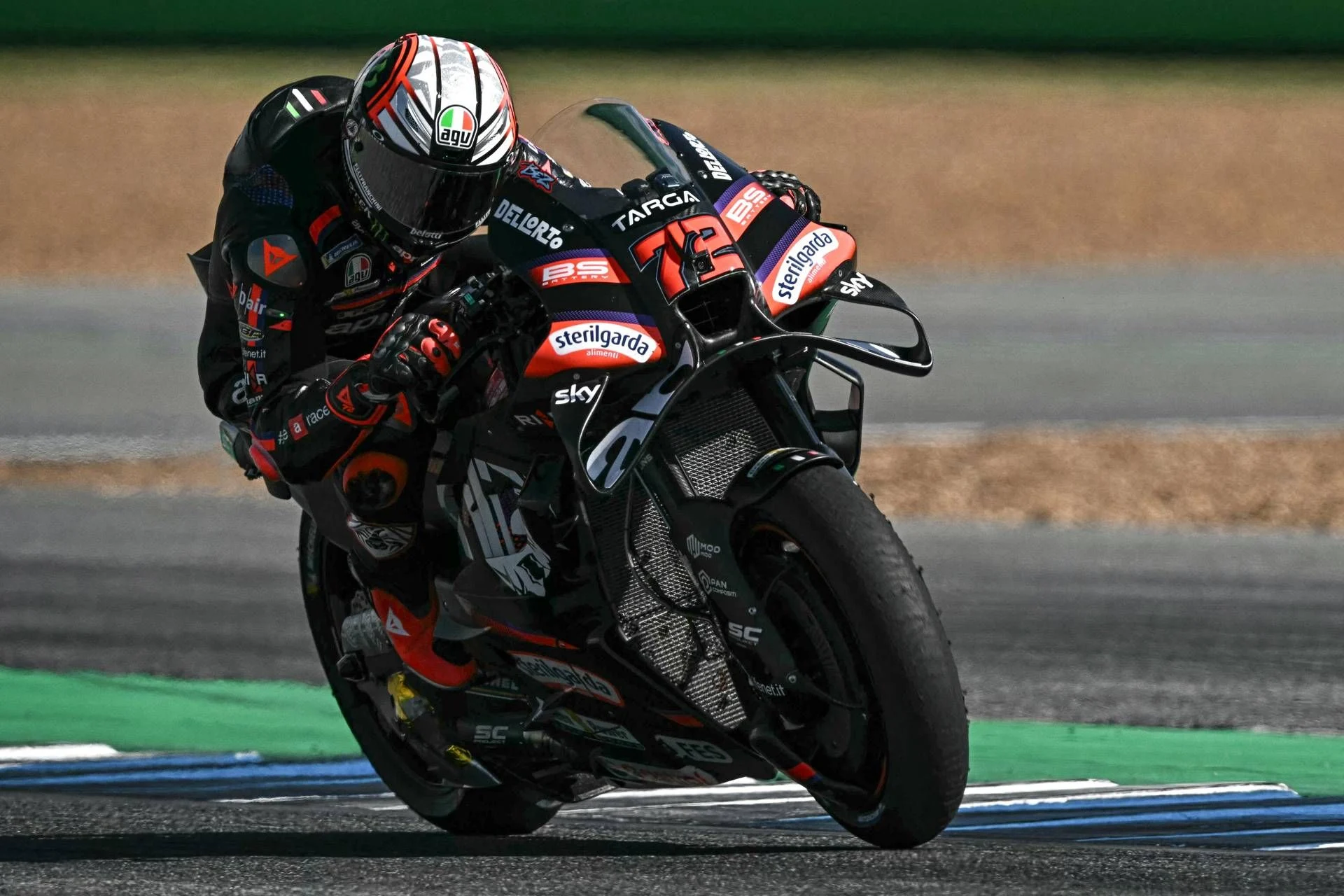 Bezzecchi domina em Buriram e Márquez é forçado a abandonar no GP da Tailândia