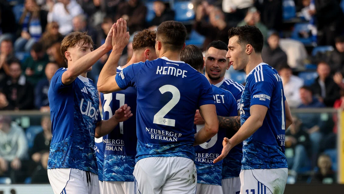 Como vira sobre o Lecce no Sinigaglia e encosta nas vagas da Champions