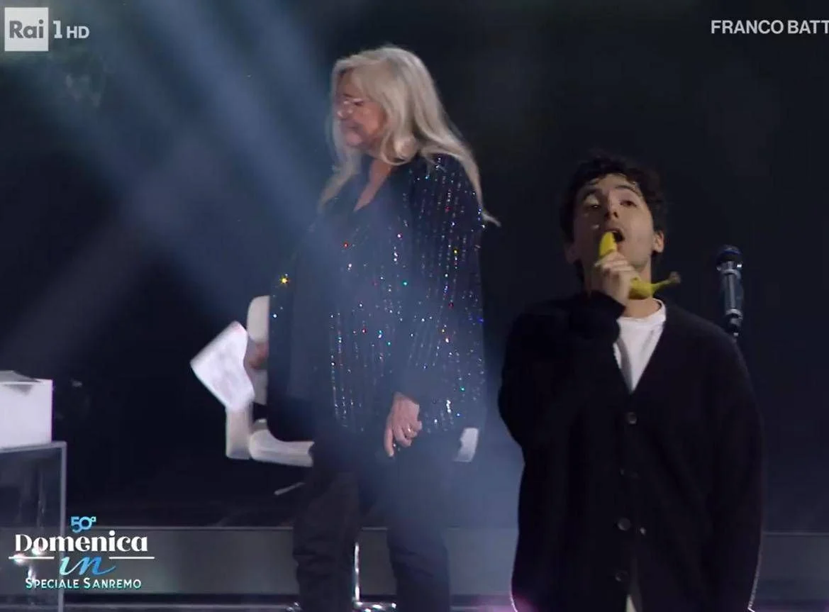 Fulminacci revela o playback no Domenica In e canta segurando uma banana após Sanremo