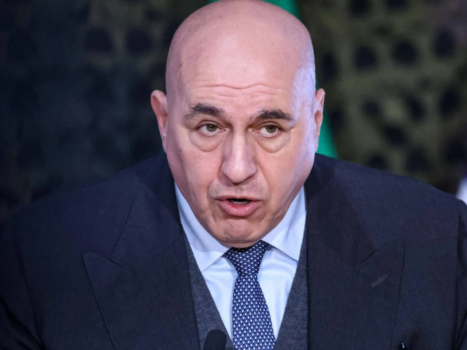 Crosetto volta de Dubai em voo militar e afirma ter pago valor três vezes maior para evitar polêmica