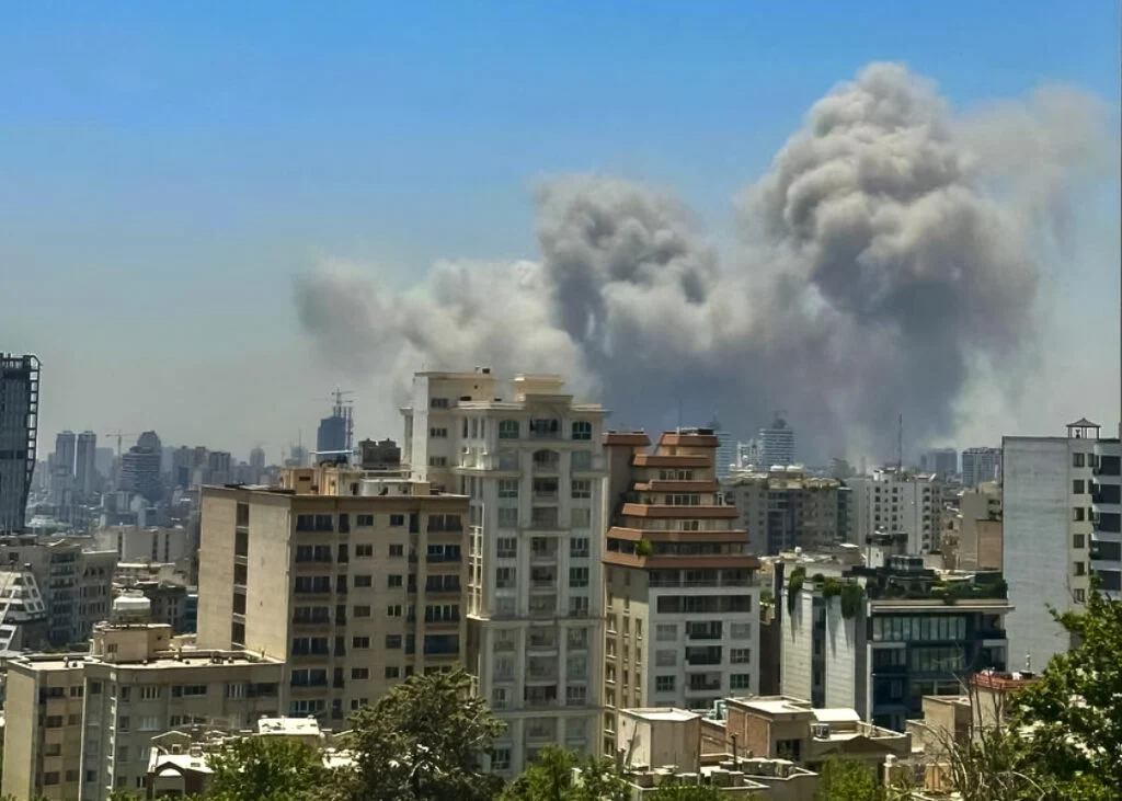 EUA e Israel lançam operação contra o Irã: UE convoca reuniões extraordinárias e pede moderação