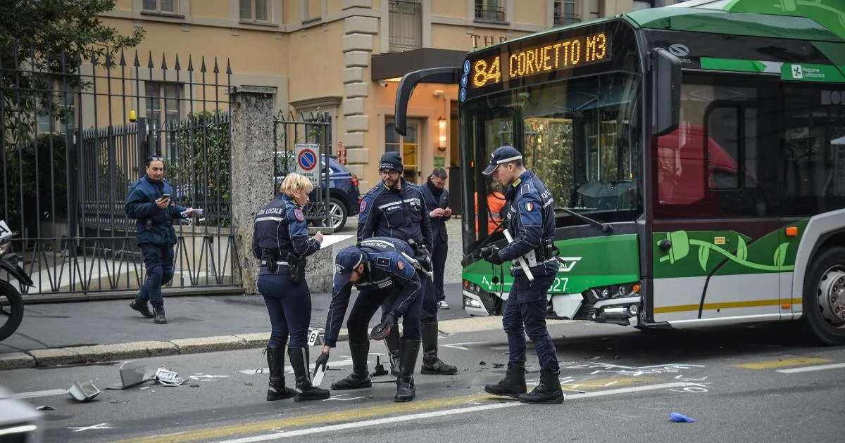 Ônibus atinge moto no centro de Milão: 4 feridos, ninguém em estado grave