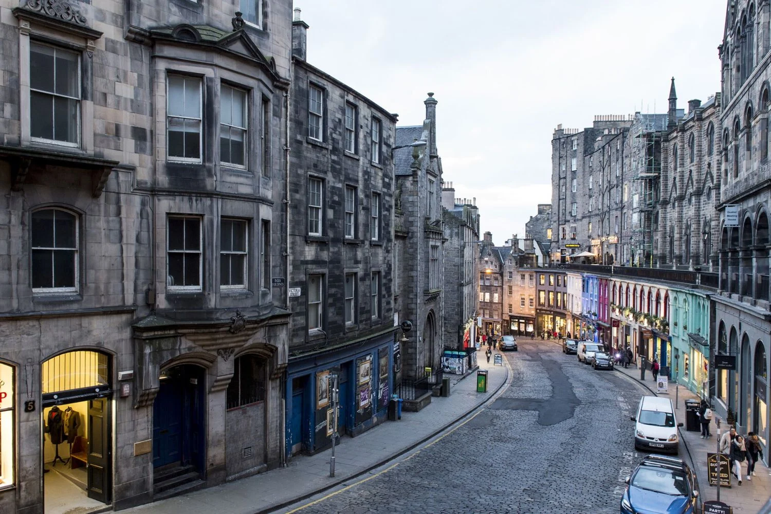 Ataque com faca em Edimburgo deixa duas pessoas feridas; polícia descarta terrorismo