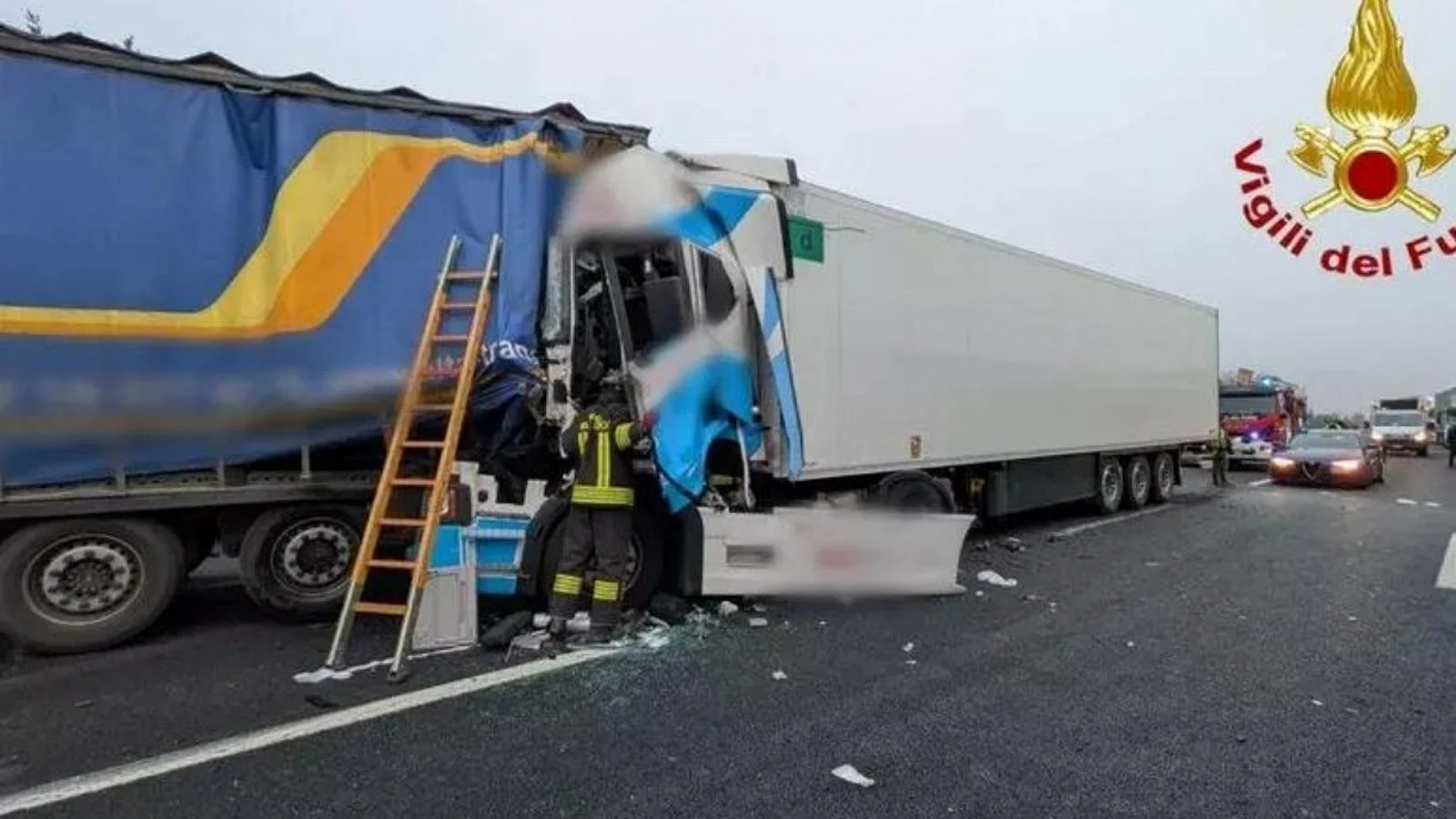 DUPLO ACIDENTE entre caminhões fecha trecho da A14 sul entre os acessos de Ancona