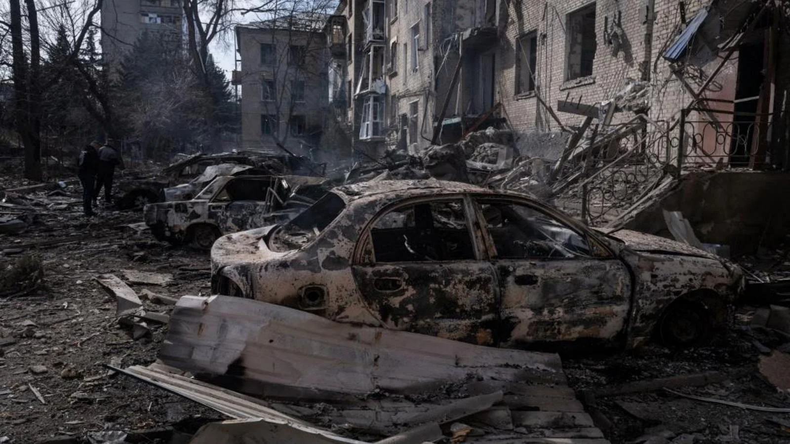 Putin evita contato com Trump e Zelensky reforça presença no Donbass enquanto tensão no Irã pode afetar suprimentos militares