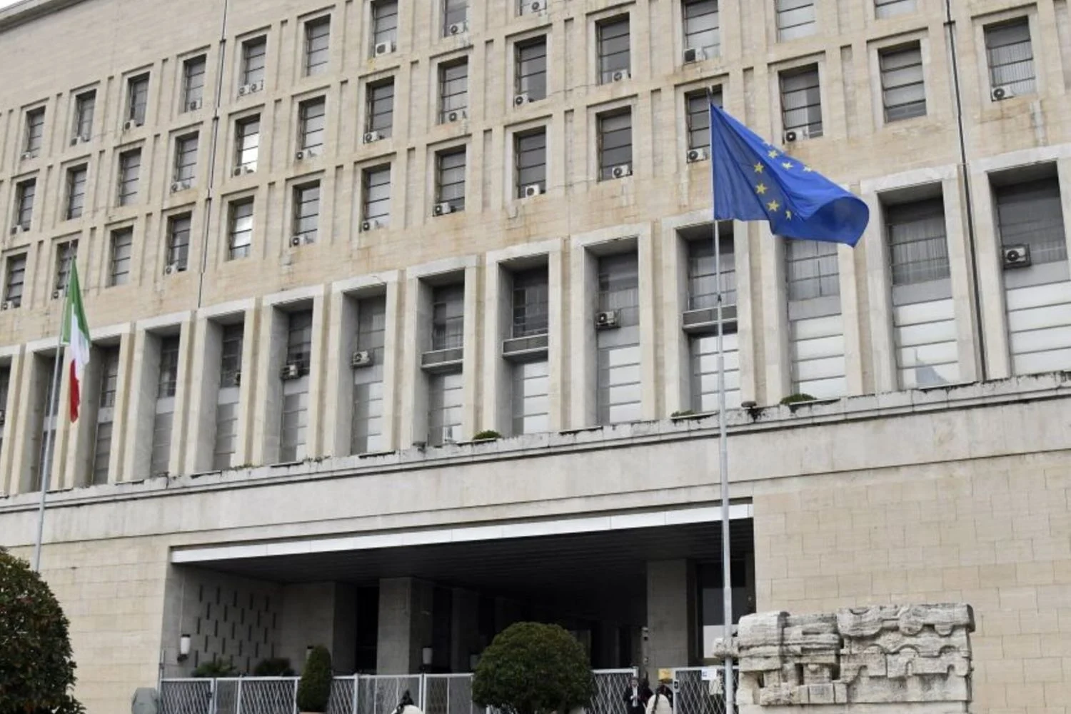 Itália mobiliza evacuações e corredores diplomáticos para mais de 70 mil cidadãos no Médio Oriente