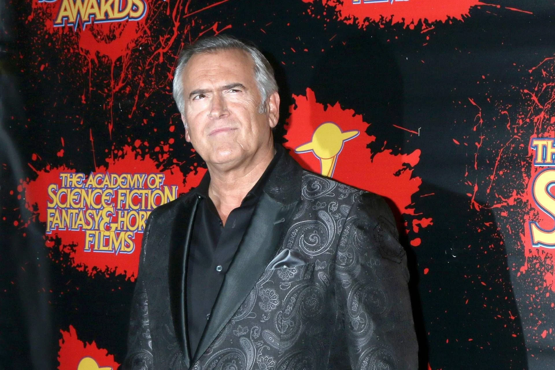 Bruce Campbell anuncia diagnóstico de câncer: 'Tratável, não curável', e pausa compromissos