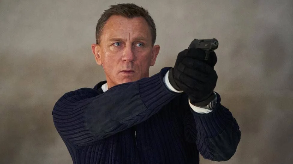 Fã que não aceita a morte de James Bond admite perseguição a Barbara Broccoli