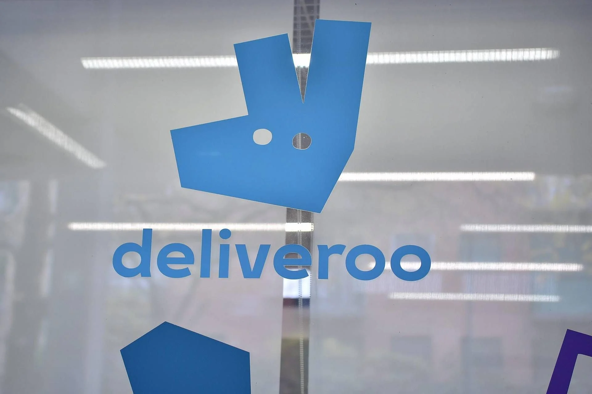 Milão valida controle judicial sobre Deliveroo Italy por suspeitas de caporalato contra cerca de 20 mil riders