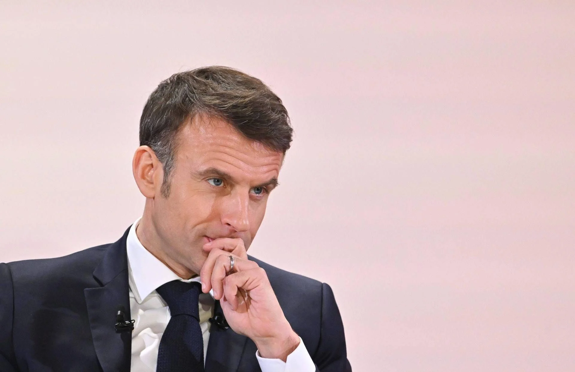 Macron envia porta-aviões Charles de Gaulle ao Mediterrâneo após ataque ao Irã; França reforça defesa e pede negociação