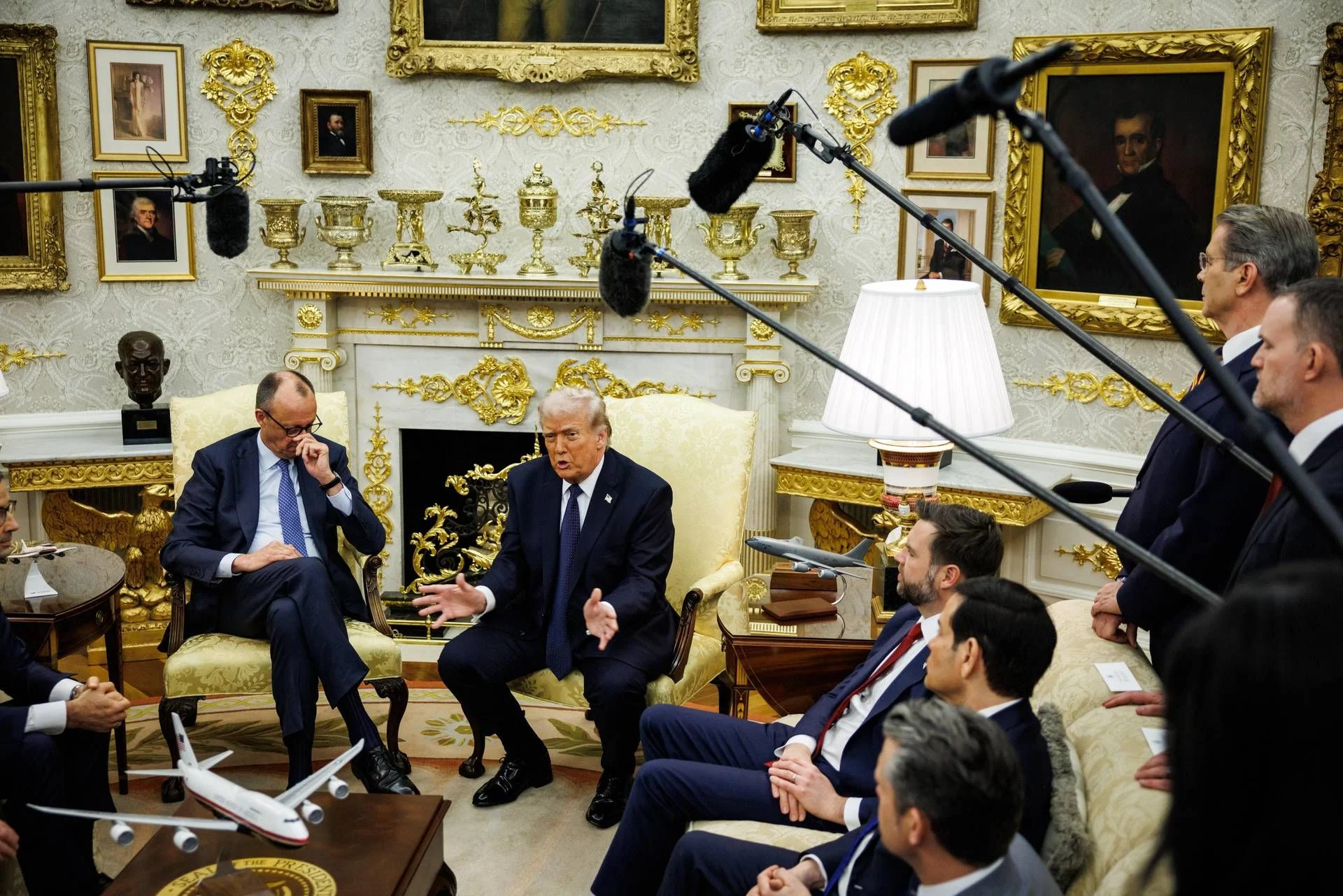 Trump recebe Merz na Casa Branca: críticas a Espanha e Reino Unido enquanto conflito com o Irã avança