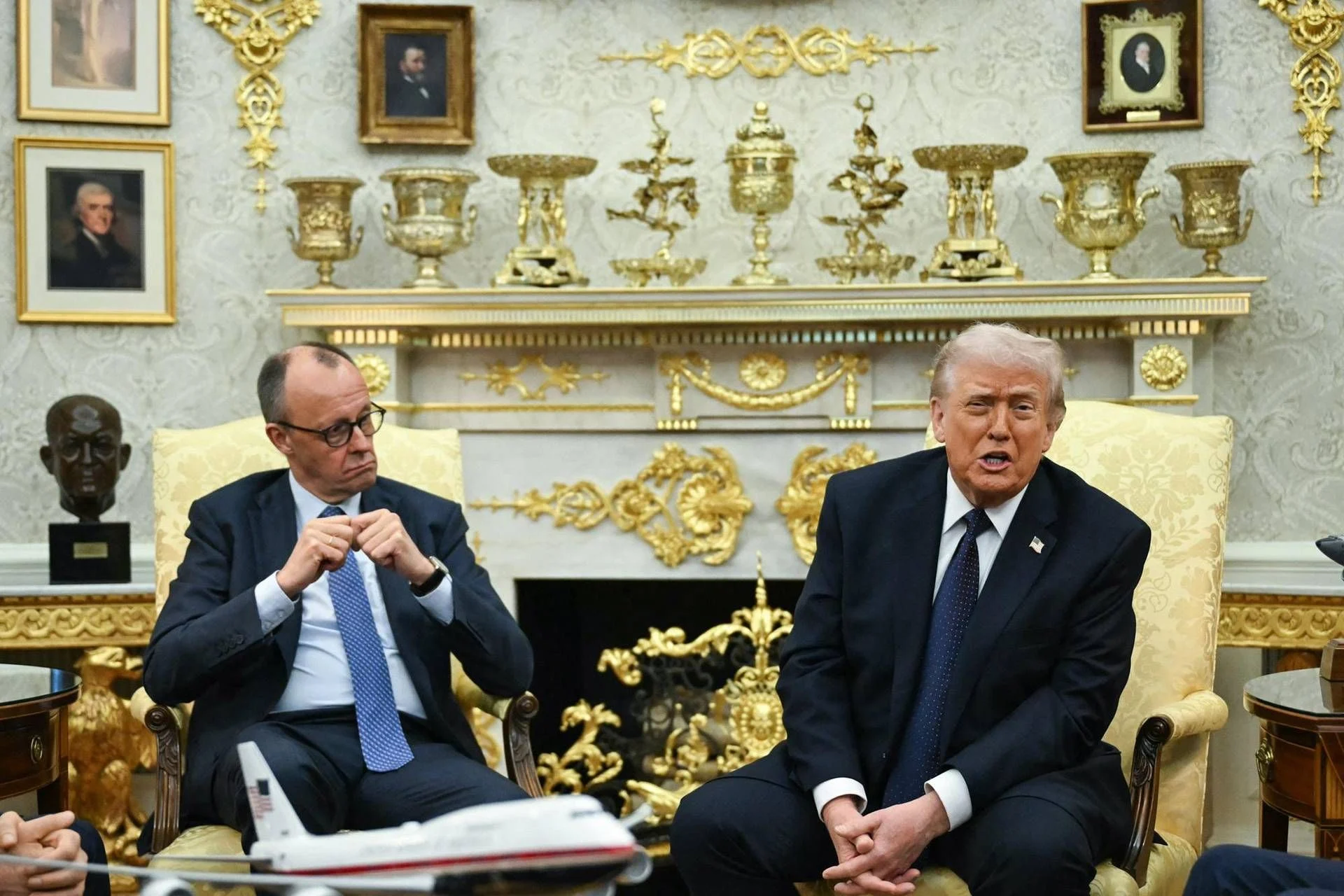 Trump afirma ter destruído defesas do Irã; ataque a consulado dos EUA em Dubai gera tensão